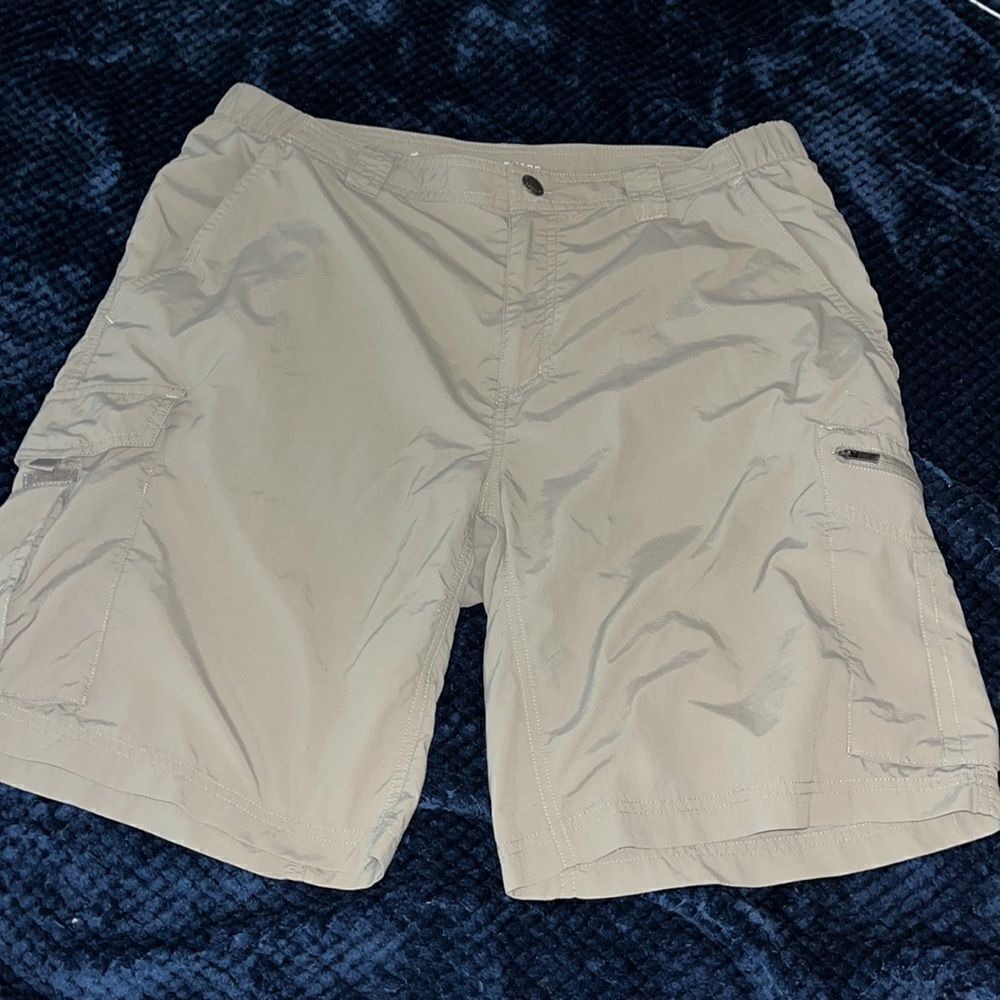 Beige 10” Columbia omnishade Fishing Hiking Trail Mega pocket cargo Shorts 36